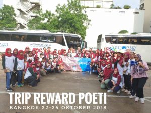 Foto dahulu sebelum naik bus tur reward poeti