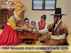 Poeti Berfoto dengan memakai baju HANBOK